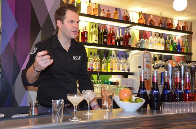 Joseph Biolatto, petit fils du créateur du bar Le Forum, animait la dernière formation de Service en Tête destinée aux collaborateurs du bar.