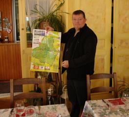 Patrick Séby présente la carte du club hôtelier du massif du Sancy.