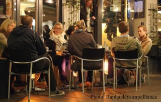 Une solution contemporaine et design : des tables avec un pied chauffant.