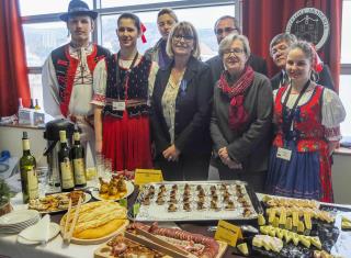 Agnès Vaffier et Christiane Keller, entourées de la délégation slovaque qui acueillera les Noëls...