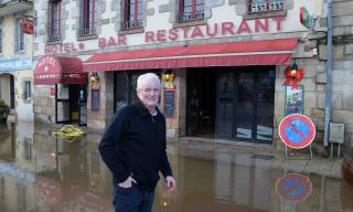 Jeannot Perrot devant son établissement samedi après-midi