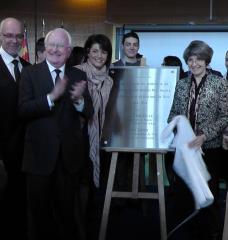 Le dévoilement de la plaque par Michel Vauzelle, président du Conseil Régional et Claire Lovisi,...