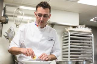 Dimitri Fayard le nouveau chef pâtissier du Peninsula Hôtel de Chicago, ancien champion du monde de...