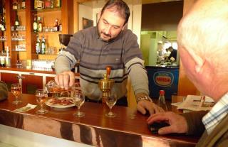 Christophe Pillière fait aussi le service au bar. « Se labelliser, c'est un moyen de survie pour...