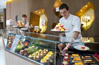 Pierre Mathieu au Comptoir de pâtisseries du Mandarin Oriental.