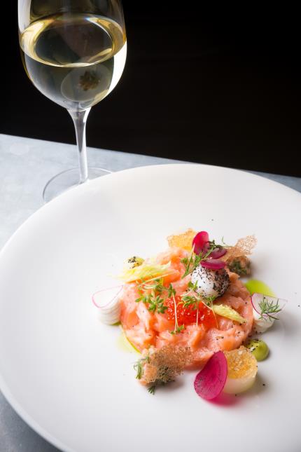 Avec un tartare, en règle générale, on propose un vin blanc sec et jeune encore sur la fraîcheur.