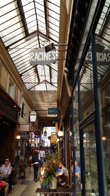 Racines est situé dans le très prisé passage des Panoramas à Paris (IIe).