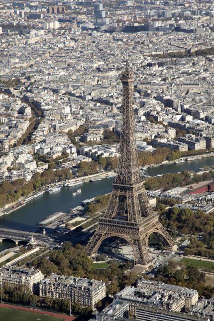 La tour Eiffel accueille plus de 6 millions de visiteurs chaque année.