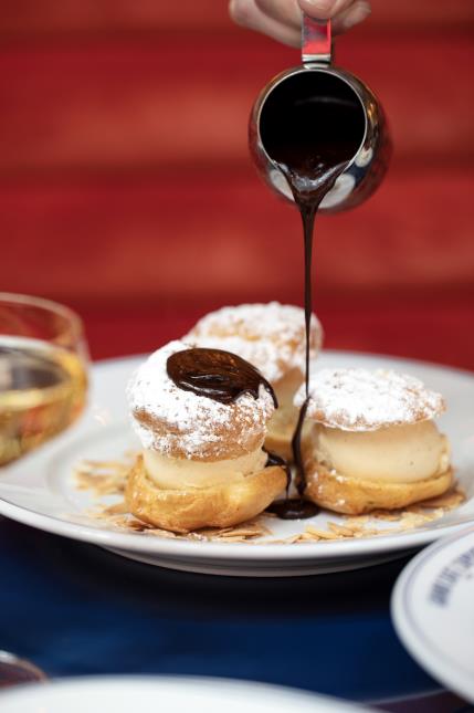 Le sucré a la cote pour combler un 'petit creux' : ici au Grand Café Capucines, à Pais (IXe), ouvert 24 heures sur 24.