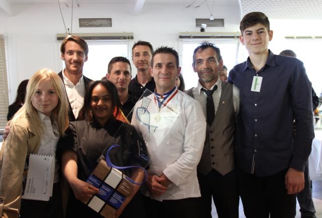 Les élèves gagnantes, Laura Pilte et Hermela Baullah, entourées du président du jury Christophe Pacheco, et de leurs coachs.