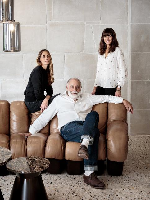 Georges Antoun entouré de ses deux filles : Camille (à gauche) et Caroline.