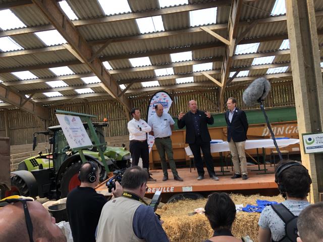 Guillaume Gauthier, membre du Conseil d'Administration des Jeunes Agriculteurs, responsable du dossier viande bovine à l'échelon national, Patrice Faucon, Président FNSEA 76, Cédric Mandin, Secrétaire Général de la Fédération Nationale Bovine et Benoit Fe