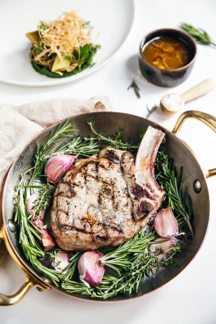 Côte de veau, anguille fumée, poireaux vinaigrette.