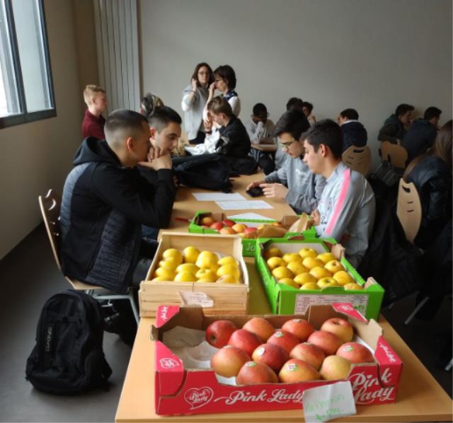 les élèves cherchent et mettent en place des iches techniques avec les ingrédients, les pommes, leurs masses et quantités et autres temps d ecuisson...