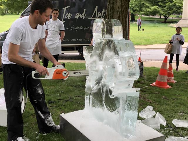 Un stand de sculture sur glace