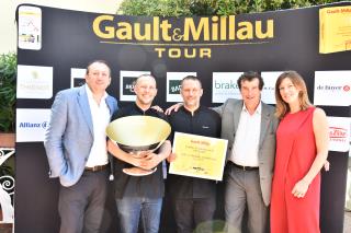 De gauche à droite:   Jacques Bally - Président de Gault&Millau, Mickaël et Gaël Tourteaux -...