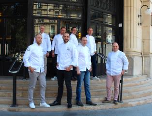 Les 8 finalistes de la sélection France du Bocuse d'Or sur les marches de la Mutualité, à Paris...