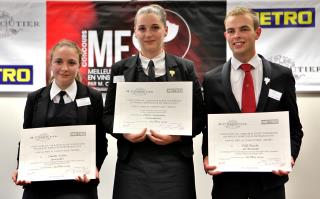 Chloé Laroche, au centre, entourée par Juliette Robin (3e) et Eilif Rozok (2e).