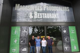 De g. à d., Romain Tourdias, directeur de l'ADAR du Médoc, Aurélie Feron et Vincent Monchany,...