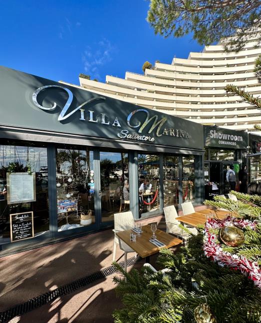 Avec ses 80 places en intérieur et 20 en terrasse, Villa Marina est situé au coeur du port de plaisance de Villeneuve-Loubet.