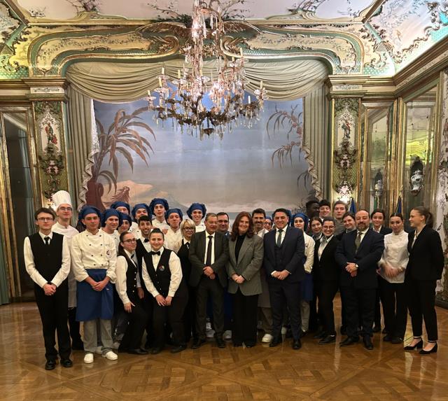 Elèves italiens et français. Au centre de g à d Proviseur italien, Ambassadrice d’Italie, Roberto Ghin Proviseur du lycée Tirel