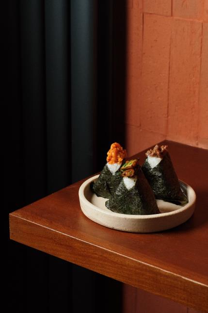 Le midi, le chef Tsuyoshi Yamakawa propose des onigiris à emporter. 