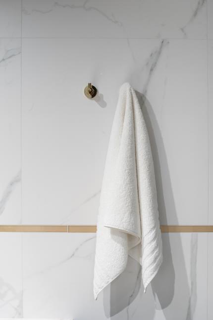 Indispensable dans une salle de bains, la patère va servir à suspendre le drap de bain que l’on accroche plutôt que de le donner à nettoyer après une seule douche.