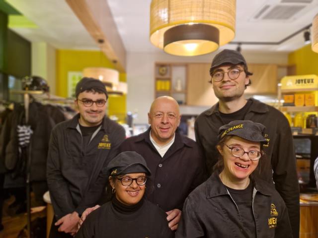 Luis, Noé, Jacinthe et Anne-France aux côtés de Thierry Marx, partenaire de Café Joyeux