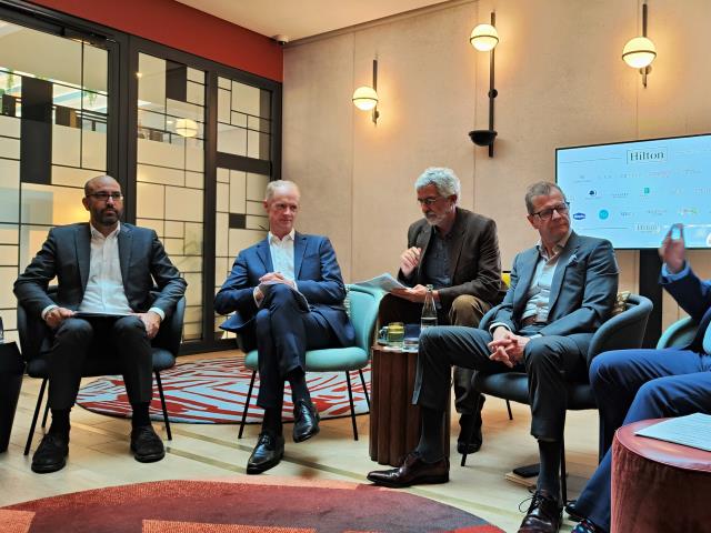 Table ronde au Canopy Paris (de gauche à droite) : David Heijligers, David Kelly, le traducteur de la conférence, et John Rogers, SVP marques et opérations