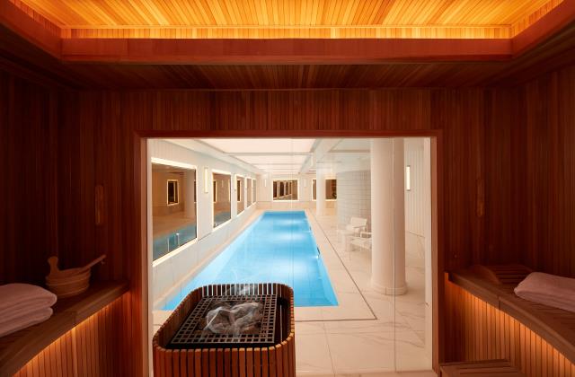 Le sauna et la piscine de l'hôtel Villa des prés, à Paris. 