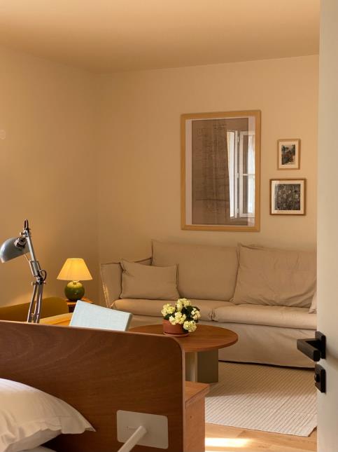 Une chambre de l'Alfred Hotels Compiègne. Les meubles sont réalisés par des artisans français. 