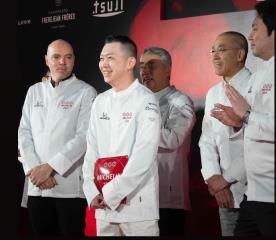 Le chef Harutaka Takahashi reçoit la plaque Michelin 3 étoiles entouré de ses pairs triplement...
