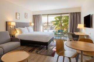 Une suite de la résidence hôtelière Staybridge Suites à Cannes.