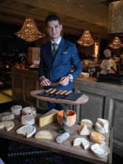 Au Caprice, table triplement étoilée à Hong Kong, le plateau de fromage est doté d'un niveau pour...