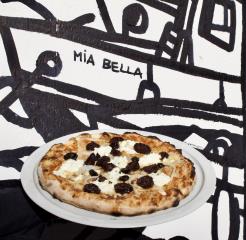 Mia Bella surfe entre pizzas créatives, solidarité et formation.