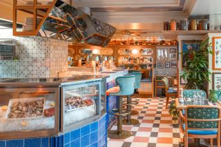 La Brasserie Charlie, à Neuilly-sur-Seine, avec une cuisine ouverte et son banc d'écailler. 