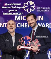 Gwendal Poullennec a remis le Prix Michelin du Chef Mentor à Michel Roux, grand nom de la gastronomie britannique, qui a fermé son restaurant Le Gavroche le mois dernier. 
