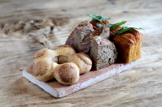 À sa table d'hôte, le chef étoilé Bruno Oger sert le pain sur une tomette d'origine de la bastide...