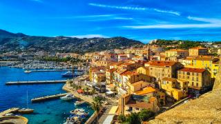 Le port de Calvi. La Corse est classée pour la première fois comme la région la plus accueillante...