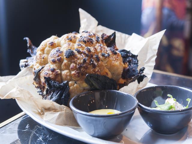 Le chou-fleur grillé, l'un des plats végétariens à la carte du MOB à Saint-Ouen.