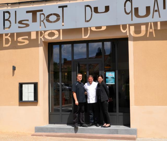 Frédéric Doucet, entouré d'Edouard (chef du Bistrot du quai) et Mélanie, directrice de salle.