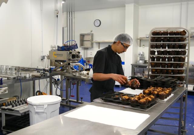 Préparation des muffins dans le nouveau laboratoire de Bobigny (93)