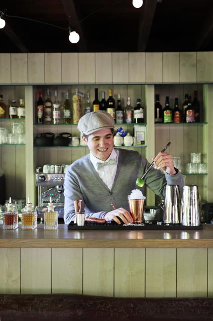 Le barman Kevin Thomas, dans sa paillote, aux Étangs de Corot.