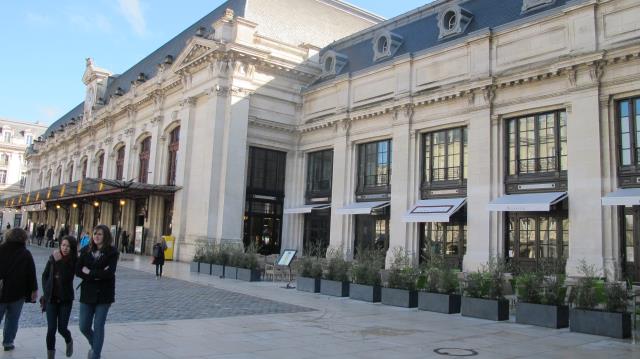 Gare Saint-Jean : la terrasse de 100 couverts du Grand Comptoir ( à droite) trait d'union avec les départs ( à gauche- et les arrivées