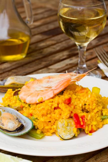 La paella se déguste idéalement avec un vin blanc de la région de Valence ou rosé de Navarre