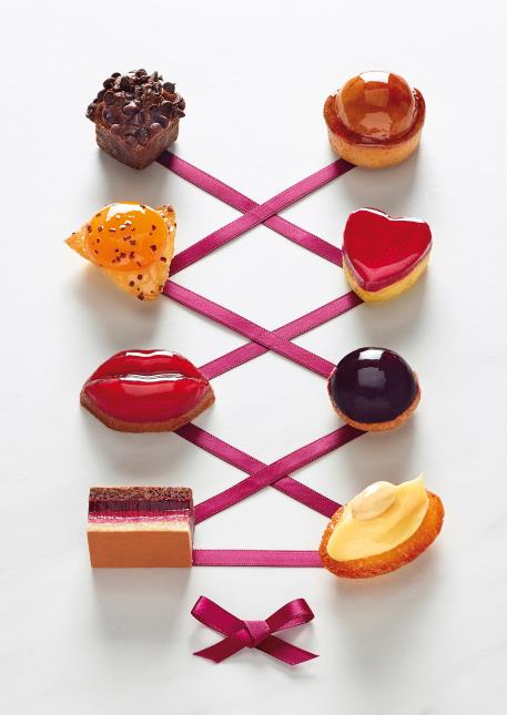 Financier crème amande, Tartelette caramel, Financier coco galet mangue passion, Coeur riz au lait crémeux griotte, Rectangle framboise, Bouche chocolat fraise, Croustillant amande dôme cassis, Fondant chocolat.