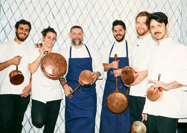 Les chefs Assaf Granit et Dan Yosha entourés de leur équipe, Balagan, Paris Ier