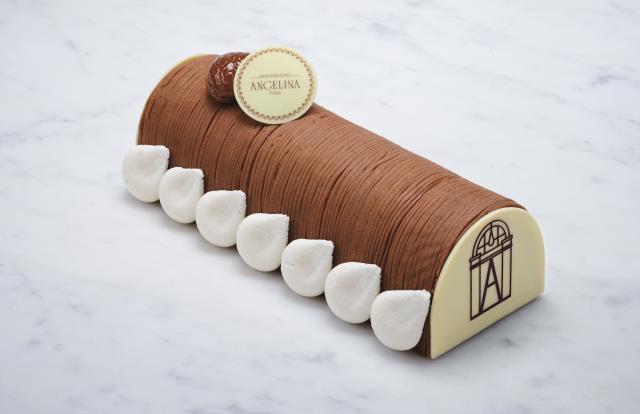 Les signatures de la Maison Angelina se déclinent en bûches, telle la Bûche Mont-Blanc (Meringue, Chantilly légère, vermicelles de crème de marron).