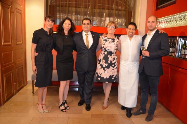 Pour célébrer les dix ans de Loiseau des Vignes, Dominique Loiseau s'est entourée de Bérengère sa fille, Ahlame Buisard directrice générale, Christophe Gines directeur de l'établissement, le chef Mourad Haddouche et XX.