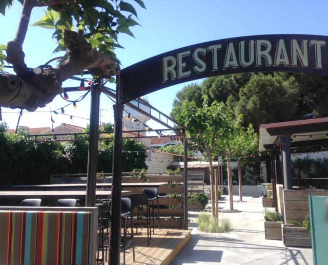 La grande terasse ombragée du Scoubidou, à Canet en Roussillon